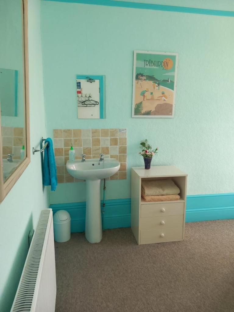 Falmouth Lodge Hostel *